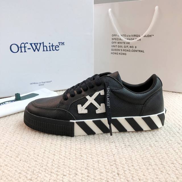 工厂价： Off White新品上新 情侣款 Off White新品上新 潮牌箭头斑马线大底，官网同步现货供应off White经典十字标撞色标志潮范十足，是经